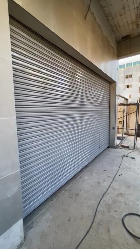 Porta de enrolar automática em galpão industrial
